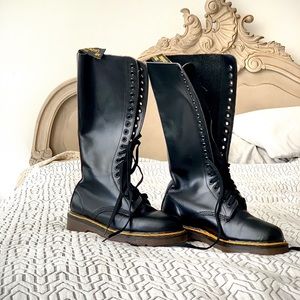 Dr Martens 20eye lace up boot original